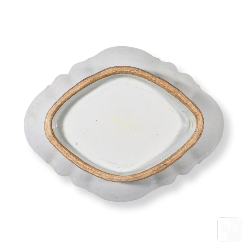 清 十八世紀 粉彩紋章圖盤三件 | TROIS ASSIETTES EN PORCELAINE À DÉCOR ARMORIÉ - 图11